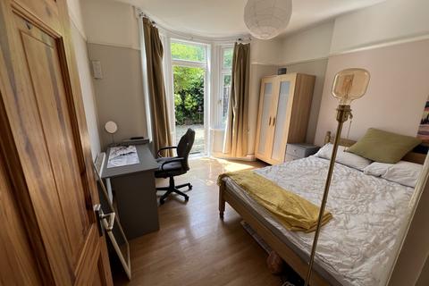 2 bedroom flat to rent, Chertsey Road, London E11
