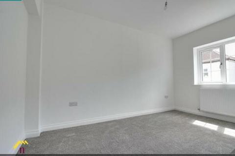 2 bedroom flat to rent, High Street, Doncaster DN7