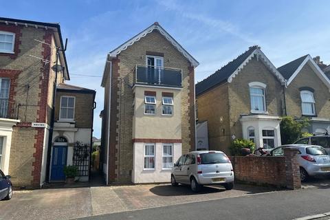 2 bedroom maisonette to rent, Mill Hill Road, Cowes, Isle Of Wight, PO31