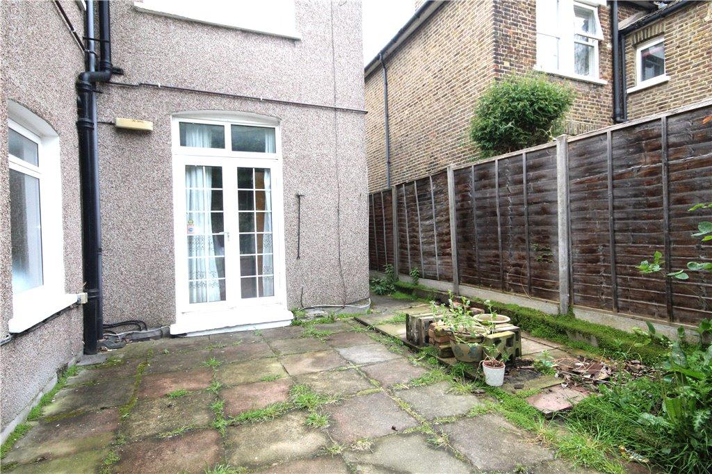 Farnley Road, South Norwood, London... 2 bed apartment to rent £1,500