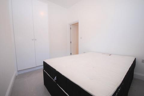 3 bedroom flat to rent, Tremadoc Road, Clapham SW4