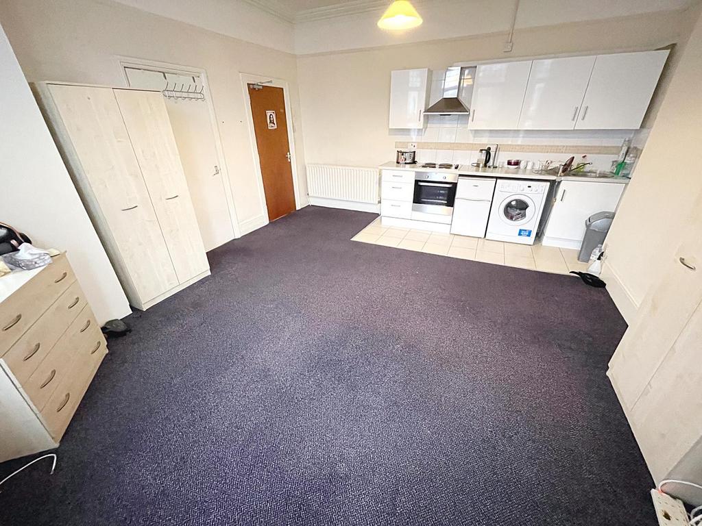 Brigstock Road, Thornton Heath... Studio £950 pcm (£219 pw)
