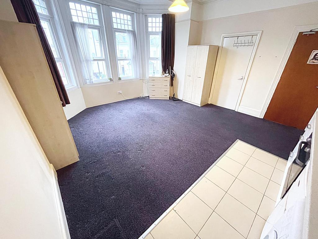 Brigstock Road, Thornton Heath... Studio £950 pcm (£219 pw)