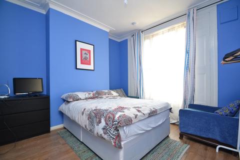 2 bedroom maisonette to rent, Amersham Road New Cross SE14