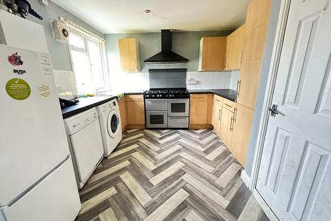 3 bedroom terraced house to rent, Thrales Close, Luton, Bedfordshire, LU3 3RR