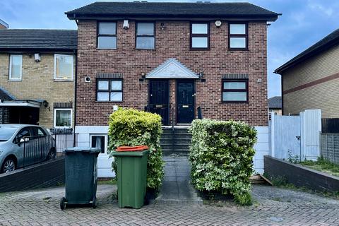 3 bedroom terraced house to rent, Damask Crescent, London, E16