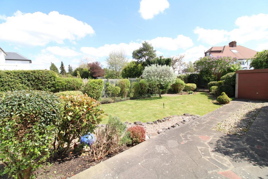 Hayes Hill Road, Hayes, Bromley, BR2 3 bed detached house for sale £