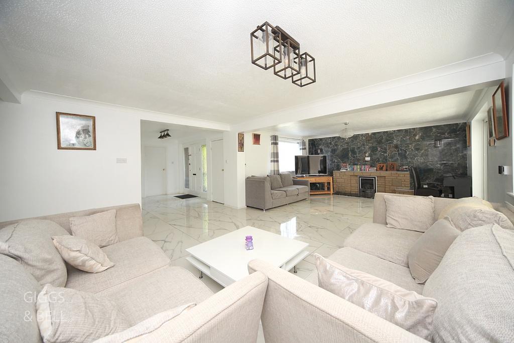 Felstead Way, Luton, Bedfordshire, LU2 4 bed detached house for sale