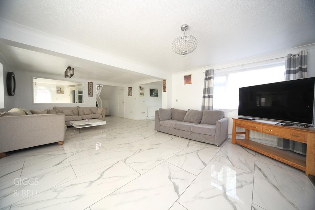 Felstead Way, Luton, Bedfordshire, LU2 4 bed detached house for sale