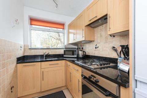 2 bedroom apartment to rent, Brockley Combe, Weybridge, KT13