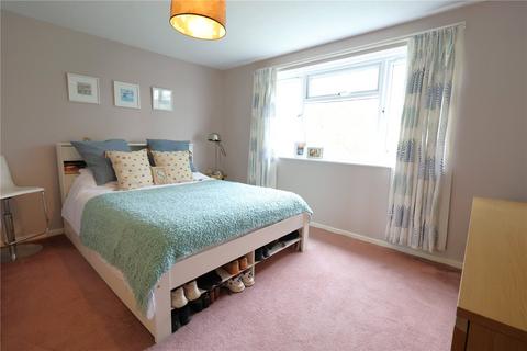 28 Middlefield, Farnham, GU9 8PZ