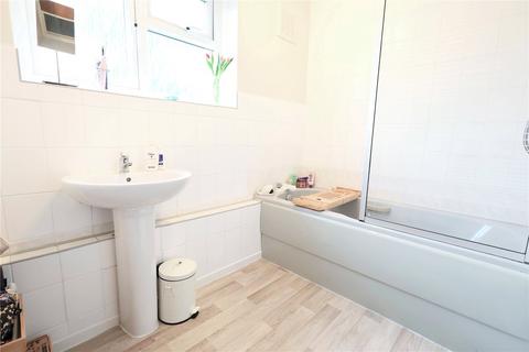 28 Middlefield, Farnham, GU9 8PZ