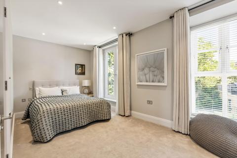 5 bedroom semi-detached house to rent, The Drive, London, SW20