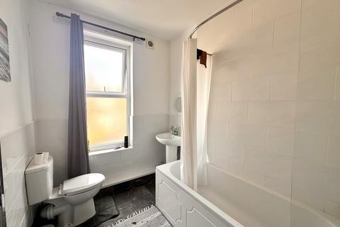 12 Ashton Grove, Leeds, LS8 5BR