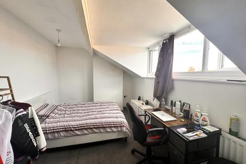 12 Ashton Grove, Leeds, LS8 5BR