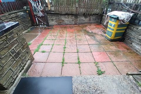 74 Beckside Road, Bradford, BD7 2JN