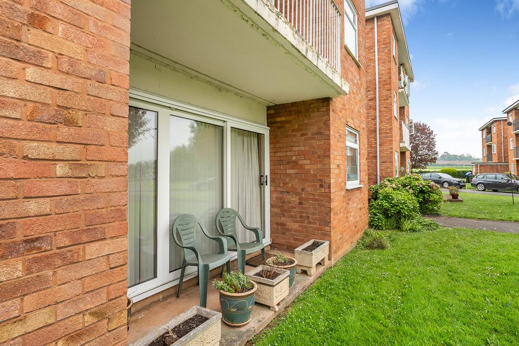 Ferndown Close, Taunton 2 bed flat for sale £180,000