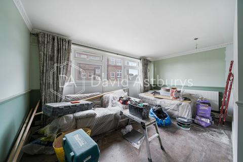 3 bedroom maisonette to rent, Guerin Square, Mile End, London