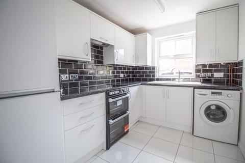 2 bedroom semi-detached house to rent, Crawford Chase, Wickford SS12