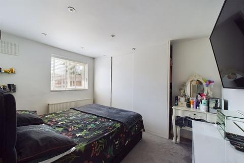 13 Hatch Gardens, Tadworth, KT20 5LE