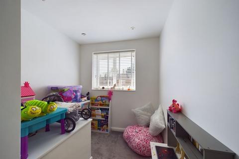 13 Hatch Gardens, Tadworth, KT20 5LE