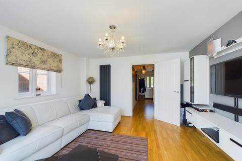 3 bedroom end of terrace house for sale, Kingshill Crescent, High Wycombe, Buckinghamshire