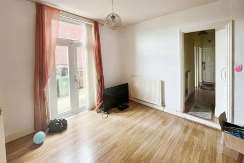 2 bedroom apartment to rent, Grove Road Sandown