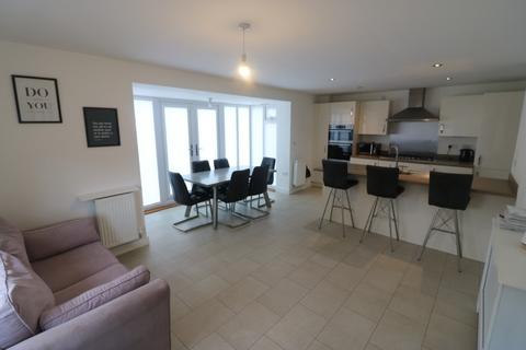 5 bedroom detached house to rent, 4 Langthorpe Close