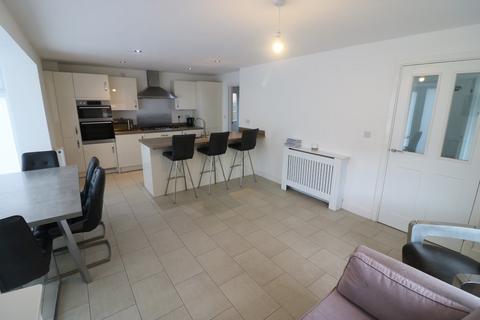 5 bedroom detached house to rent, 4 Langthorpe Close