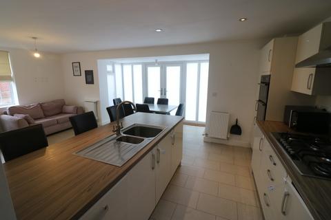 5 bedroom detached house to rent, 4 Langthorpe Close