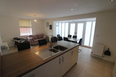 5 bedroom detached house to rent, 4 Langthorpe Close