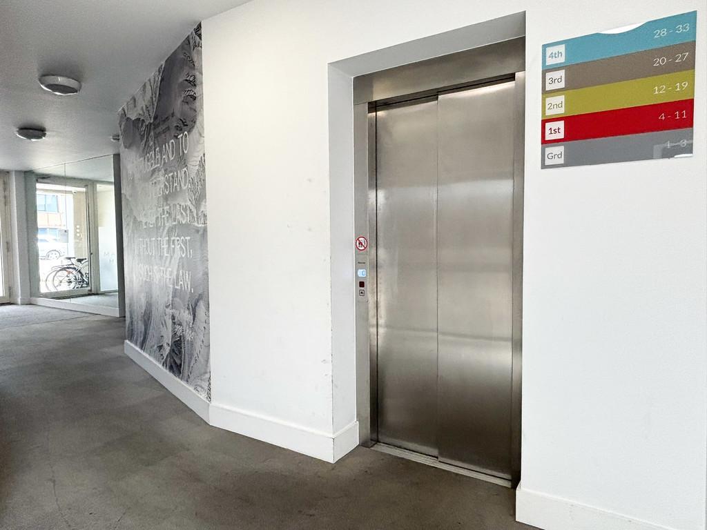 Communal Entrance Hallway (3)