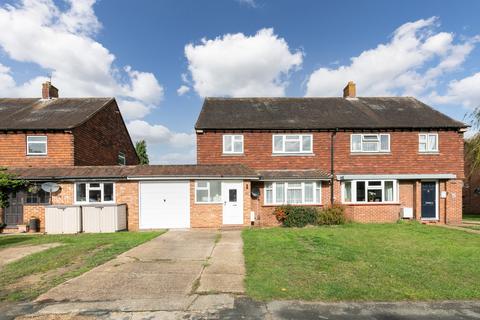 4 bedroom semi-detached house to rent, Willow Way, North Guildford