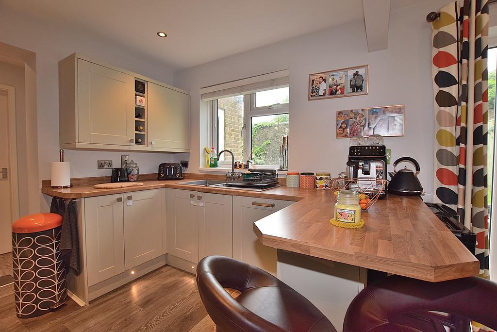 Kitchen close 01