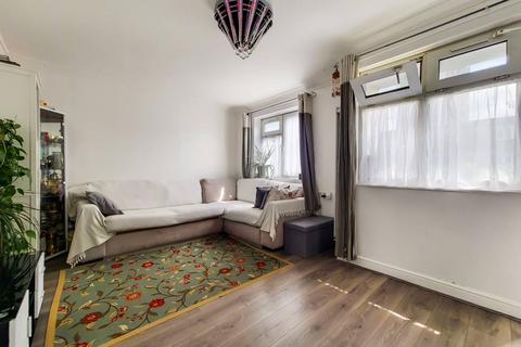 3 bedroom flat for sale, Cable Street, Shadwell, London, E1