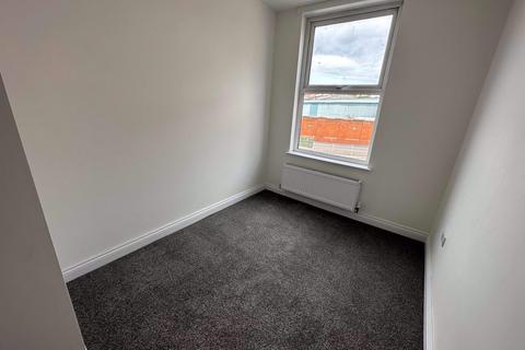Flat to rent, Flat 2, 852 Manchester Road, Rochdale, OL11