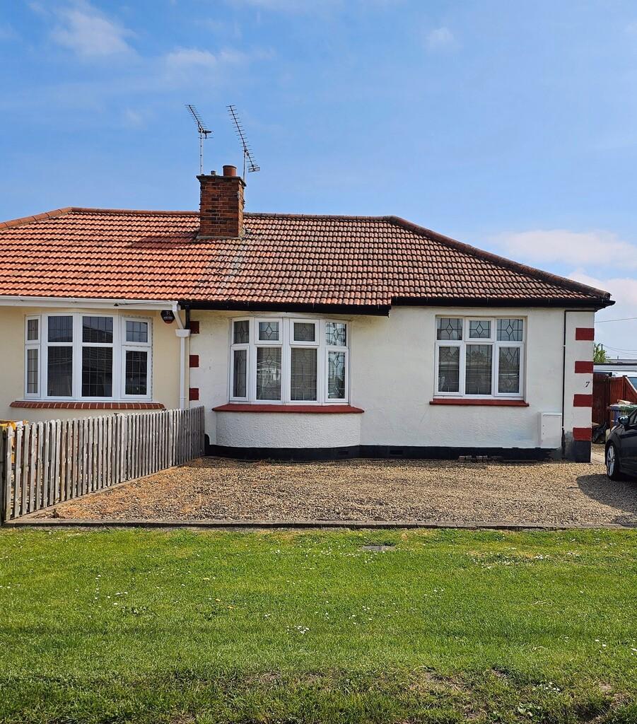 Giffords Cross Avenue, Corringham SS17 2 bed semidetached bungalow £