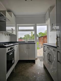 2 bedroom semi-detached bungalow to rent, Giffords Cross Avenue, Corringham SS17