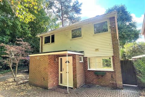 4 bedroom detached house to rent, Kirkstone Close, Surrey GU15