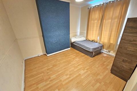 3 bedroom terraced house to rent, Walmer Street, Abbey Hey, Manchester