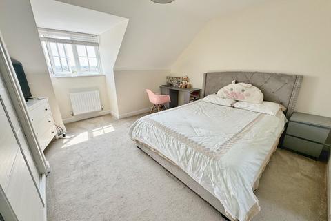 4 bedroom end of terrace house for sale, Hangar Crescent, Woodford