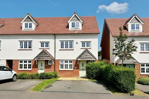 4 bedroom end of terrace house for sale, Hangar Crescent, Woodford