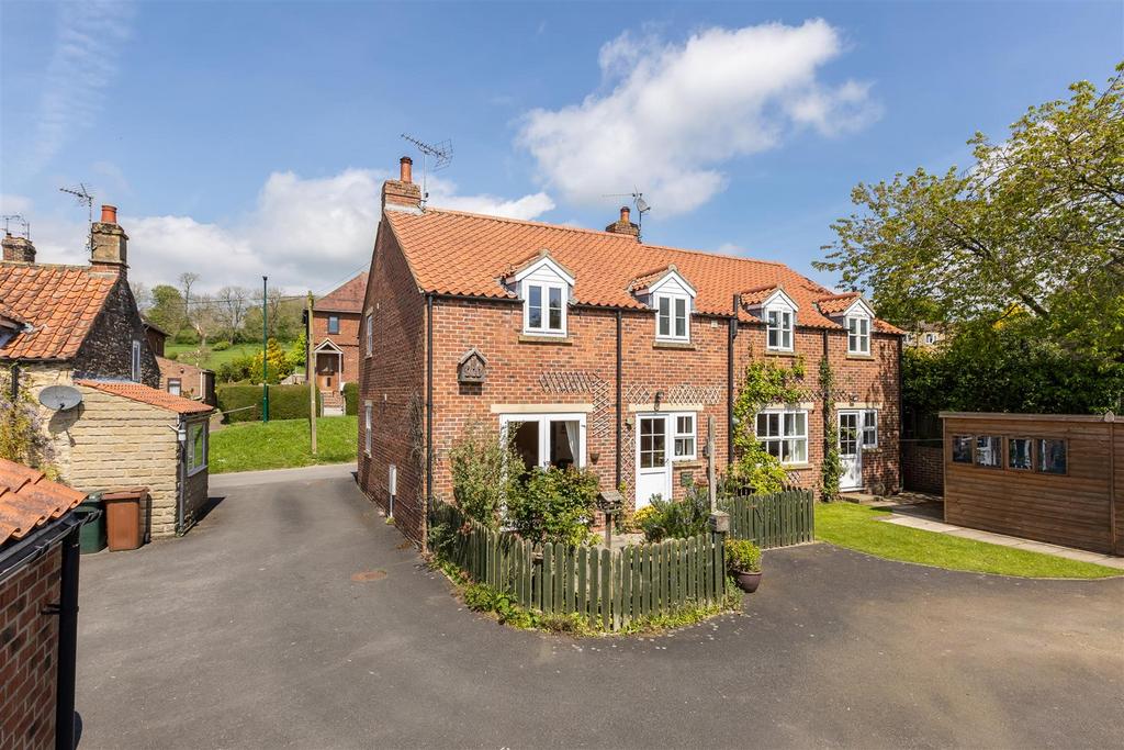 Clog Cottage External-4.jpg