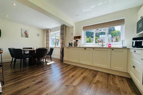 2 Lockyer Crescent, Tiverton, EX16 5QF