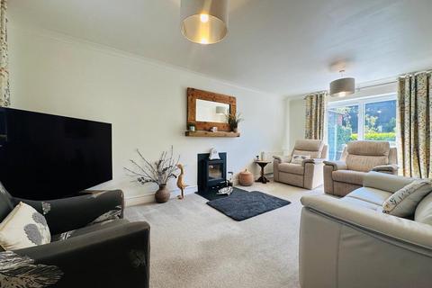 2 Lockyer Crescent, Tiverton, EX16 5QF