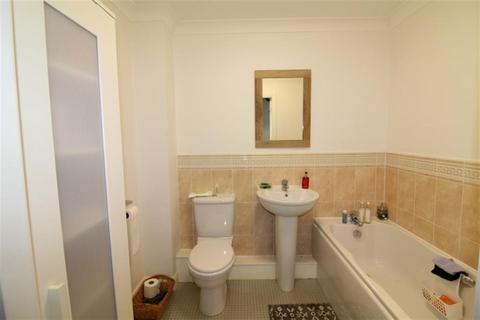 2 bedroom flat to rent, Salters Garden, Pudsey , LS28 7UZ