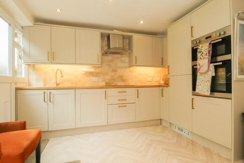 3 bedroom end of terrace house for sale, Leeds and Bradford Road, Bramley, Leeds, LS13