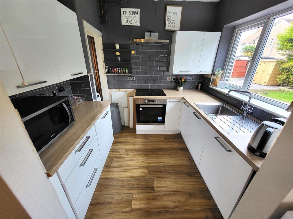 Clifton Avenue, Rhyl 3 bed semidetached house for sale £175,000
