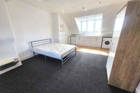 Studio to rent, Merridale Lane, Wolverhampton, WV3 9RD