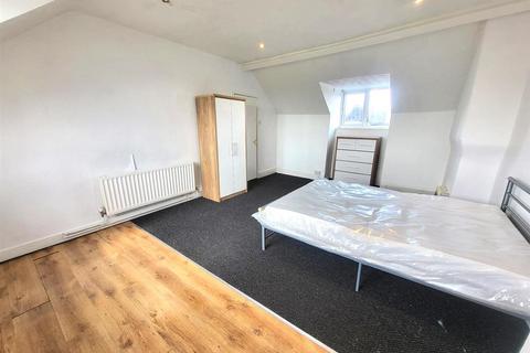 Studio to rent, Merridale Lane, Wolverhampton, WV3 9RD